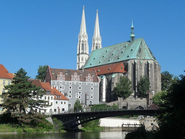 800px-Altstadtbrücke_und_Peterskirche_in_Görlitz